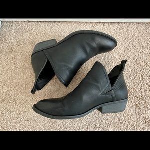 Ankle boots in black, size 9